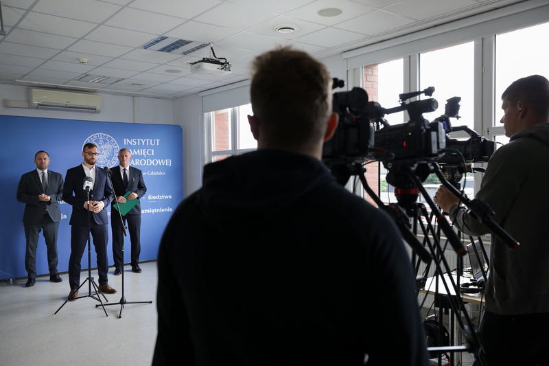 Śledztwo w sprawie śmierci Jana Samsonowicza – konferencja prasowa prezesa IPN dr. Karola Nawrockiego i dyrektora pionu śledczego IPN Andrzeja Pozorskiego – Gdańsk, 30 czerwca 2023. Fot. Mikołaj Bujak (IPN)