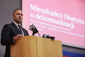 Prezes IPN dr Karol Nawrocki podczas sesji popularnonaukowej na temat dekomunizacji przestrzeni publicznej – Olsztyn, 22 lipca 2023. Fot. Mikołaj Bujak (IPN)