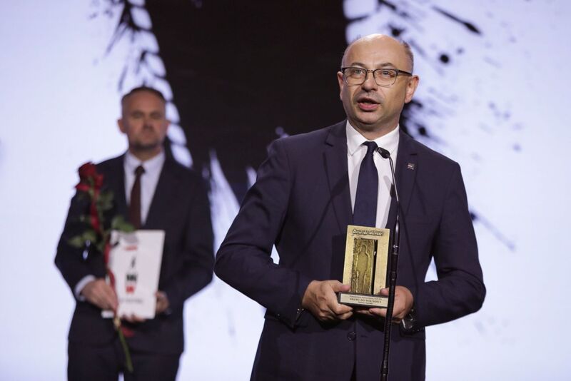 Dr Mateusz Szpytma, zastępca prezesa IPN, uhonorowany statuetką „Drzwi do wolności” – Gdynia, 30 września 2023. Fot. Mikołaj Bujak (IPN)