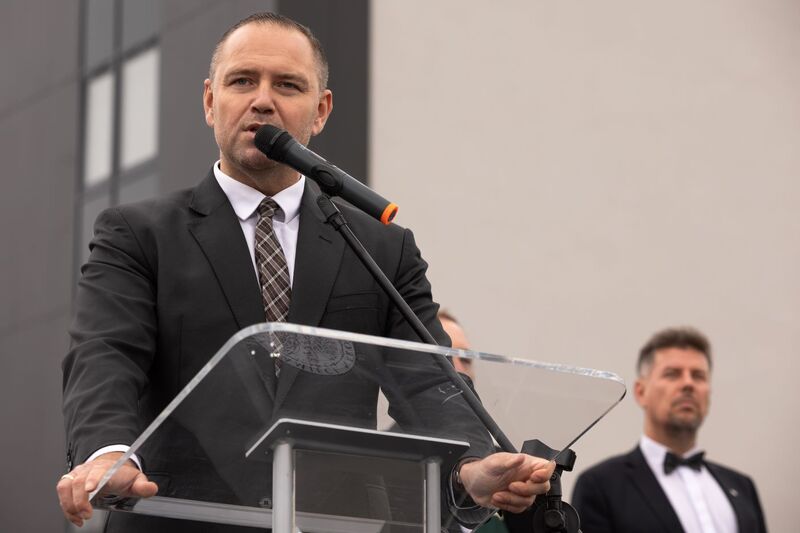 Prezes IPN dr Karol Nawrocki podczas uroczystości odsłonięcia tablicy pamięci Ofiar Niemieckiej Zbrodni Pomorskiej – Starogard Gdański, 2 października 2023. Fot. Mikołaj Bujak (IPN)