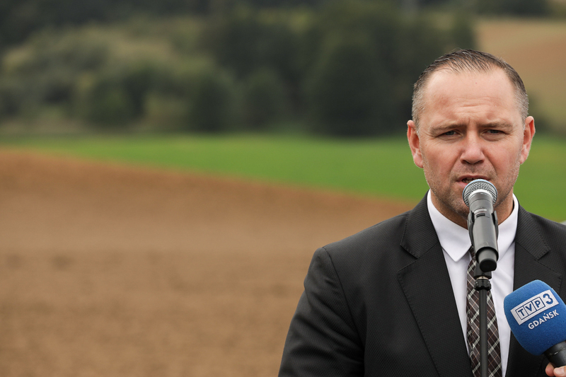 Prezes IPN dr Karol Nawrocki podczas konferencji prasowej w Narodowym Dniu Pamięci Ofiar Niemieckiej Zbrodni Pomorskiej 1939 r. Fot. Mikołaj Bujak (IPN)