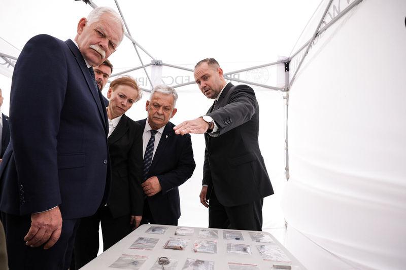Konferencja prasowa prezesa IPN dr. Karola Nawrockiego i szefa pionu śledczego IPN prok. Andrzeja Pozorskiego w Narodowym Dniu Pamięci Ofiar Niemieckiej Zbrodni Pomorskiej 1939 r. Fot. Mikołaj Bujak (IPN)
