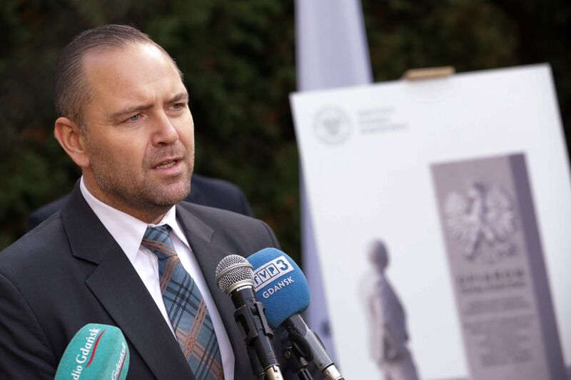 Prezes IPN dr Karol Nawrocki podczas prezentacji projektu nowego upamiętnienia – Malbork, 13 października 2023 r. Fot. Mikołaj Bujak (IPN)