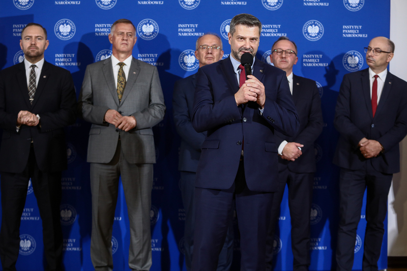 Nie da się zbudować świadomej i bezpiecznej przyszłości bez refleksji historycznej – konferencja prasowa IPN – 25 października 2023. Fot. Sławek Kasper (IPN)