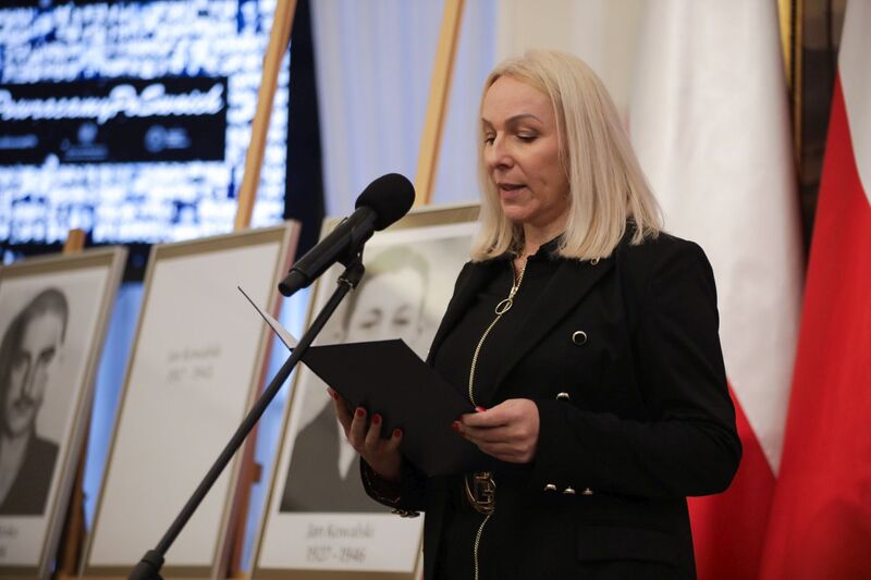 Uroczystość wręczenia not identyfikacyjnych. Na zdj. Renata Kisiołek, krewna Jana Kowalskiego – Warszawa, 1 grudnia 2023. Fot. Mikołaj Bujak (IPN)
