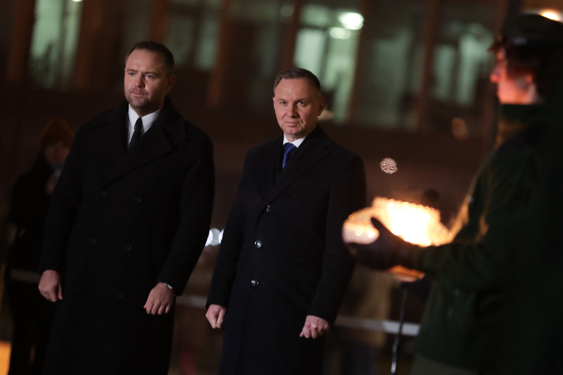 Światło Wolności – w hołdzie ofiarom stanu wojennego – Warszawa, 13 grudnia 2023. Na zdj. Prezydent RP Andrzej Duda oraz prezes IPN dr Karol Nawrocki. Fot. Mikołaj Bujak (IPN)