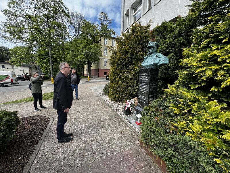 IV Motocyklowy Rajd Pamięci im. Zdzisława Badochy „Żelaznego”. Dr hab. Karol Polejowski oddał hołd gen. Józefowi Hallerowi – Kartuzy, 11 maja 2024. Fot. Robert Kwiatek (Federacja Młodzieży Walczącej)