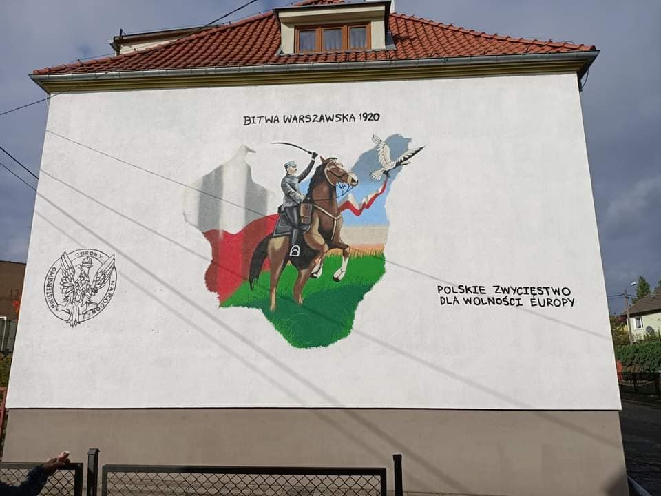 Historyczny mural z okazji 100-lecia Bitwy Warszawskiej w Pieniężnie. Zdjęcie: Miejski Dom Kultury w Pieniężnie/Facebook