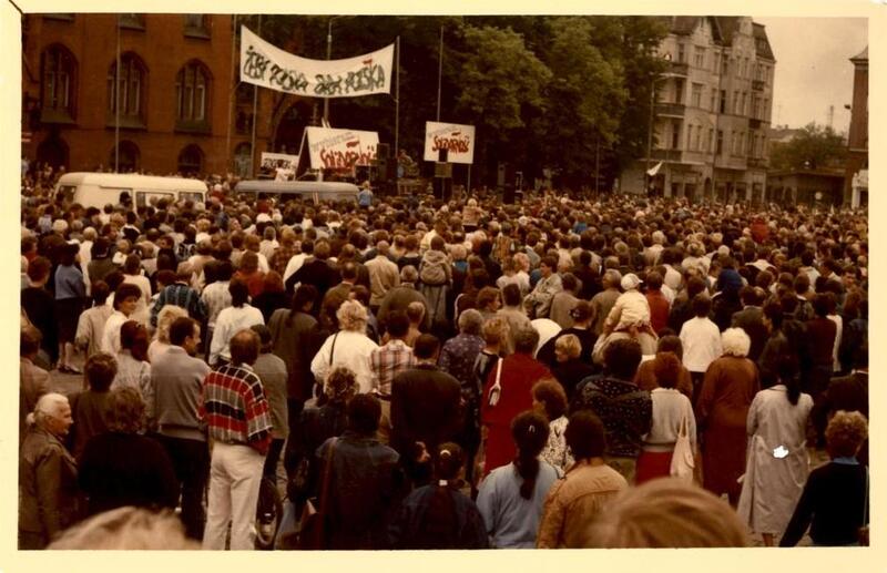 Fotografia wykonana podczas manifestacji w Słupsku w maju 1989 r. w czasie kampanii wyborczej przed wyborami do Sejmu i Senatu, dar prywatny: Edward Müller, Wojciech Rajkowski.