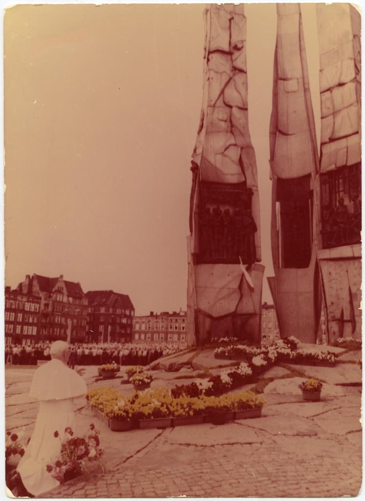 Papież Jan Paweł II podczas modlitwy pod Pomnikiem Poległych Stoczniowców 1970 w Gdańsku w dniu 12.06.1987 r., dar prywatny: Jerzy Szok.