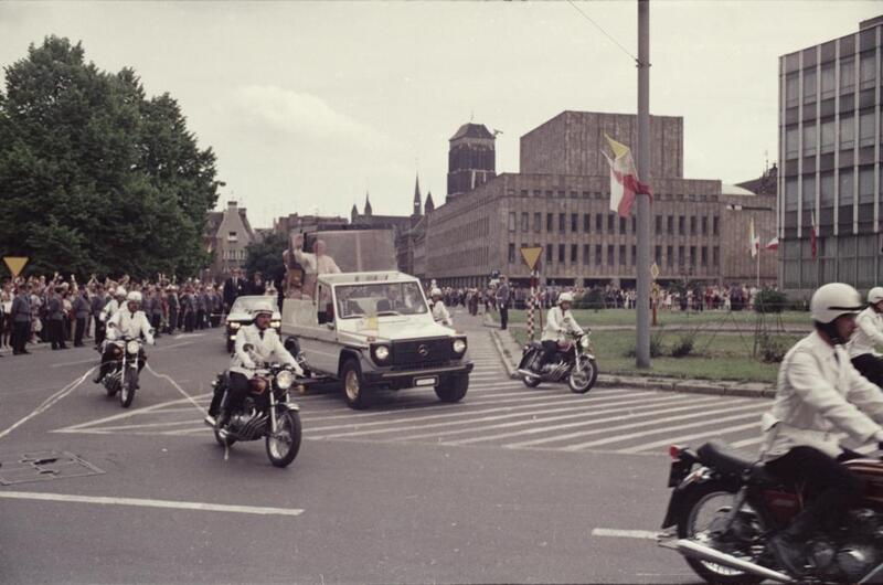 Przejazd papieża Jana Pawła II przez śródmieście Gdańska w dniu 12.06.1987 r., dar prywatny: Paweł Glanert.