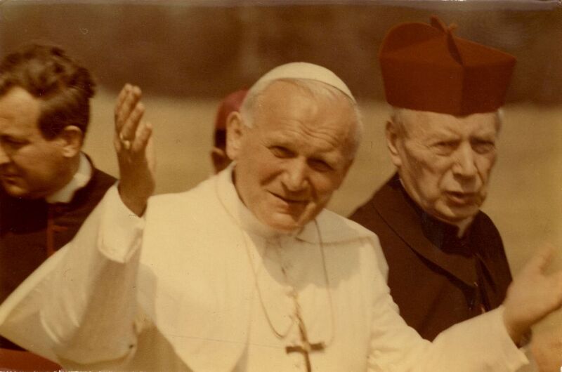 Papież Jan Paweł II i prymas Stefan Wyszyński na płycie lotniska w Gębarzewie koło Gniezna w dniu 03.06.1979 r., dar prywatny: Andrzej Boczoń.