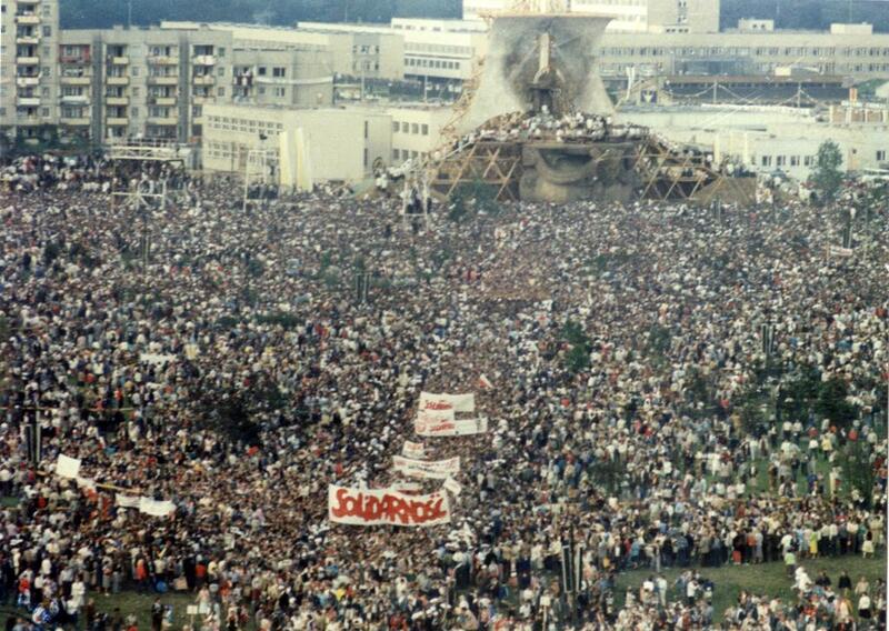 Formowanie się demonstracji solidarnościowej po mszy św. z udziałem Jana Pawła II w Gdańsku na Zaspie w dniu 12.06.1987 r., akta sprawy obiektowej „Zorza II”, WUSW w Gdańsku.