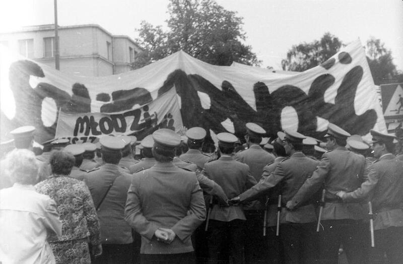 Zatrzymana przez milicję manifestacja solidarnościowa zorganizowana po mszy św. z udziałem Jana Pawła II w Gdańsku na Zaspie w dniu 12.06.1987 r., dar prywatny: Grzegorz Pietrzyk.