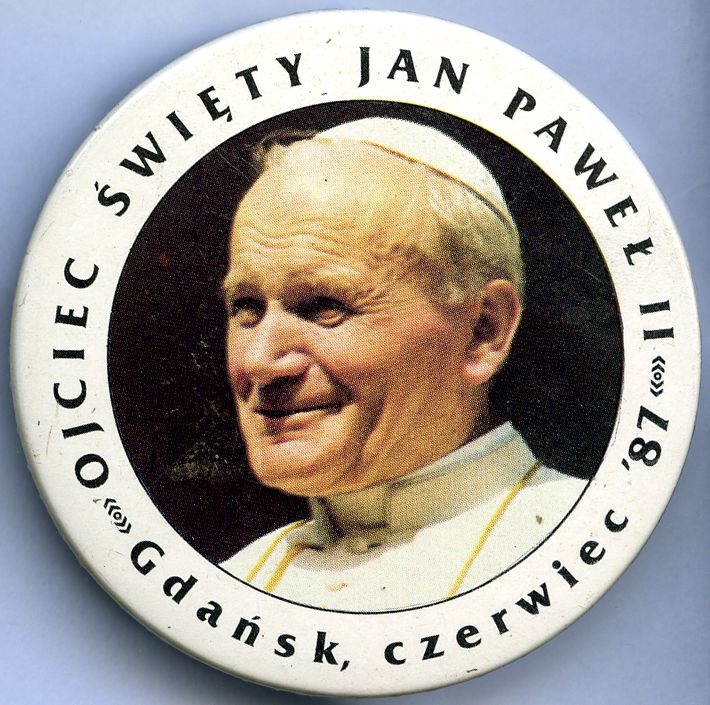 Przypinka upamiętniająca wizytę Jana Pawła II w Gdańsku w czerwcu 1987 r., dar prywatny: Jerzy Marcinek.