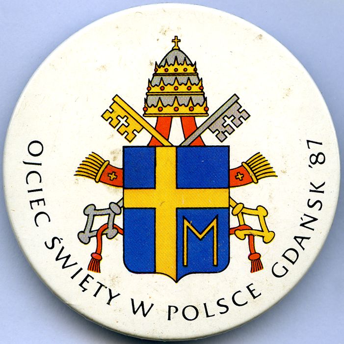 Przypinka upamiętniająca wizytę Jana Pawła II w Gdańsku w czerwcu 1987 r., dar prywatny: Jerzy Marcinek.