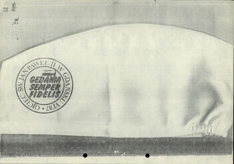 Czapka członka Diecezjalnej Służby Porządkowej „Semper Fidelis” zabezpieczającego wizytę Jana Pawła II w Gdańsku w czerwcu 1987 r., akta sprawy obiektowej „Zorza II”, WUSW w Gdańsku.