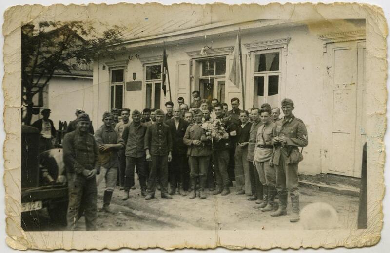 Przywitanie wkraczających do Kołek wojsk niemieckich przez ludność ukraińską, lipiec 1941 r., dar prywatny: Tadeusz Wolak.