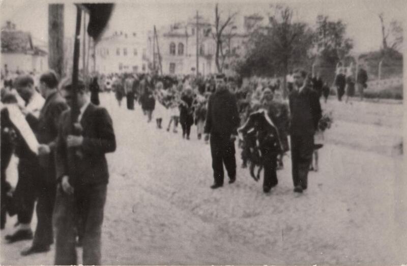 Odprowadzenie zwłok zamordowanych przez UPA Stanisława Kędziory i Stanisława Kosonia, Włodzimierz, 08.05.1943 r., dar prywatny: Władysław Filar.