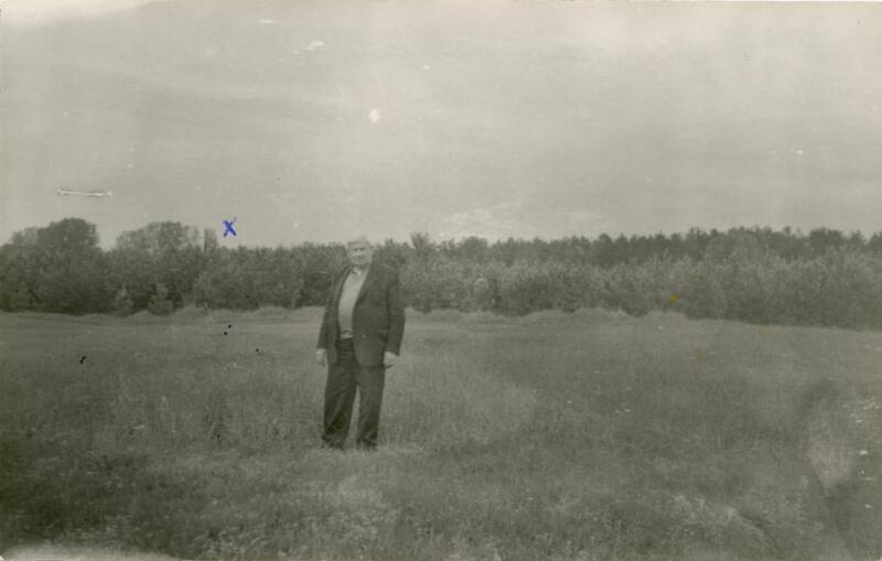 Powojenna fotografia przedstawiająca prawdopodobnie Tadeusza Wolaka na tle miejsca, w którym stał spalony w 1943 r. kościół w Kołkach, dar prywatny: Tadeusz Wolak.