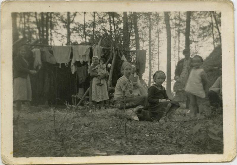 Fotografia przedstawiająca warunki bytowania polskich uciekinierów z wołyńskich wsi zgromadzonych w okolicach Przebraża w 1943 r., dar prywatny: Tadeusz Wolak.