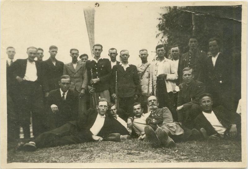 Członkowie stacjonującej w Przebrażu polskiej samoobrony utworzonej w celu obrony ludności przed atakami oddziałów UPA, 1943 r., dar prywatny: Tadeusz Wolak.