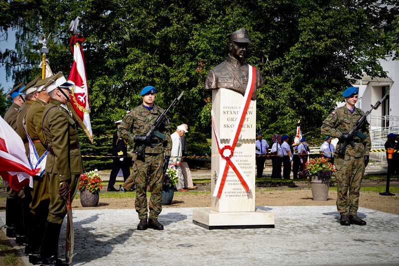 Uroczyste odsłonięcie pomnika gen. bryg. Stanisława Grzmota-Skotnickiego - Słupsk, 26 lipca, fot. Maja Studzińska