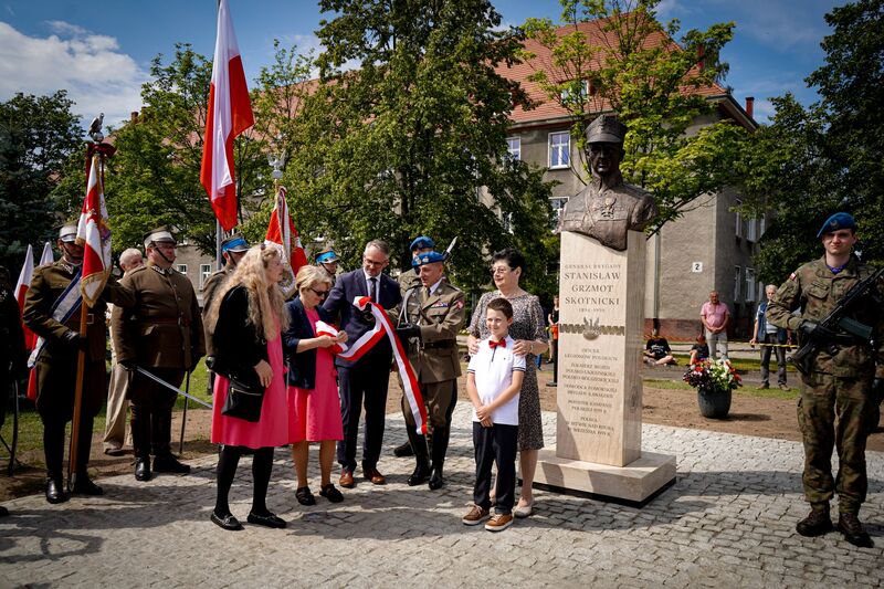 Uroczyste odsłonięcie pomnika gen. bryg. Stanisława Grzmota-Skotnickiego - Słupsk, 26 lipca, fot. Maja Studzińska