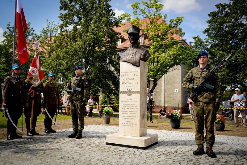 Uroczyste odsłonięcie pomnika gen. bryg. Stanisława Grzmota-Skotnickiego - Słupsk, 26 lipca, fot. Maja Studzińska