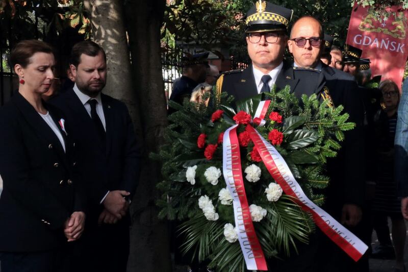 Uroczystości pod tablicą upamiętniającą zamordowanych nauczycieli z Wolnego Miasta Gdańska i Pomorza