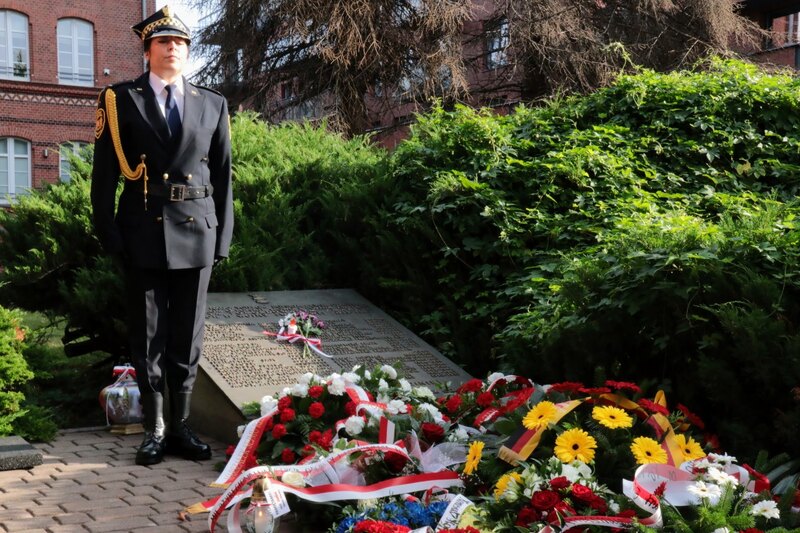 Uroczystości pod tablicą upamiętniającą zamordowanych nauczycieli z Wolnego Miasta Gdańska i Pomorza