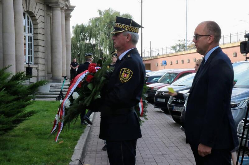 Uroczystości pod tablicą upamiętniającą hcm. Jana Ożdżyńskiego