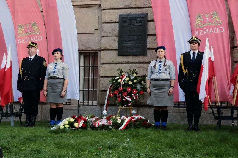 Uroczystości pod tablicą upamiętniającą hcm. Jana Ożdżyńskiego