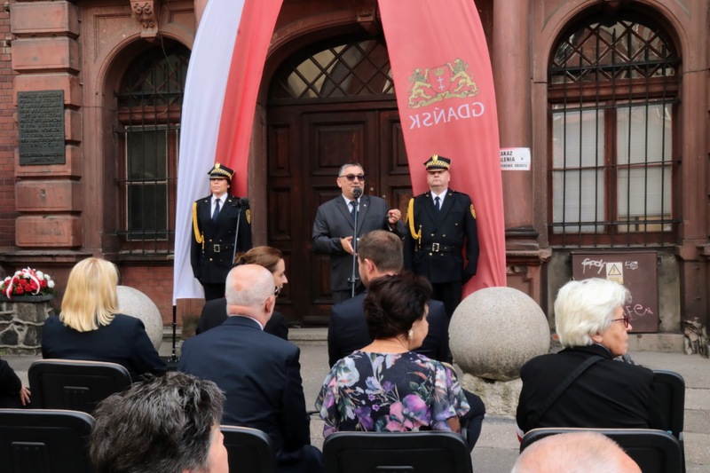 Uroczystości w miejscu pamięci przy budynku Victoriaschule