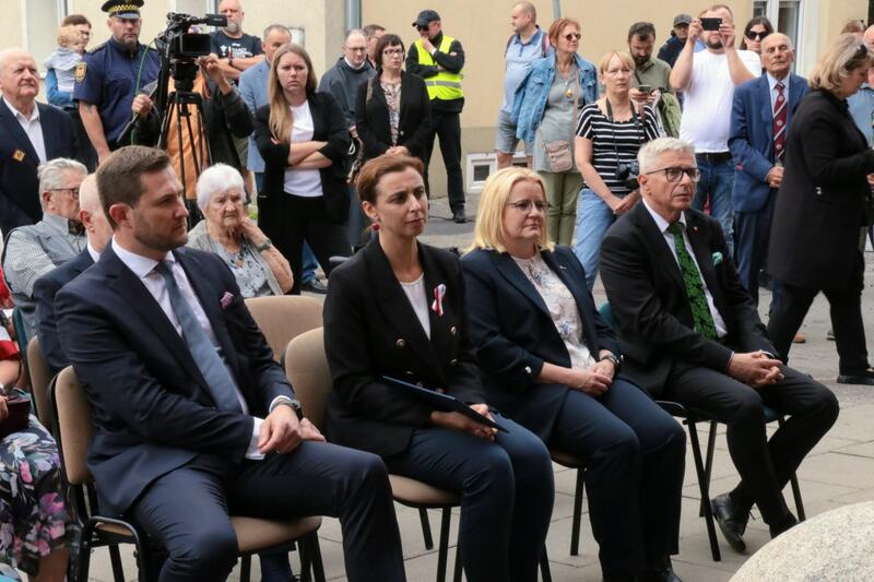 Uroczystości w miejscu pamięci przy budynku Victoriaschule