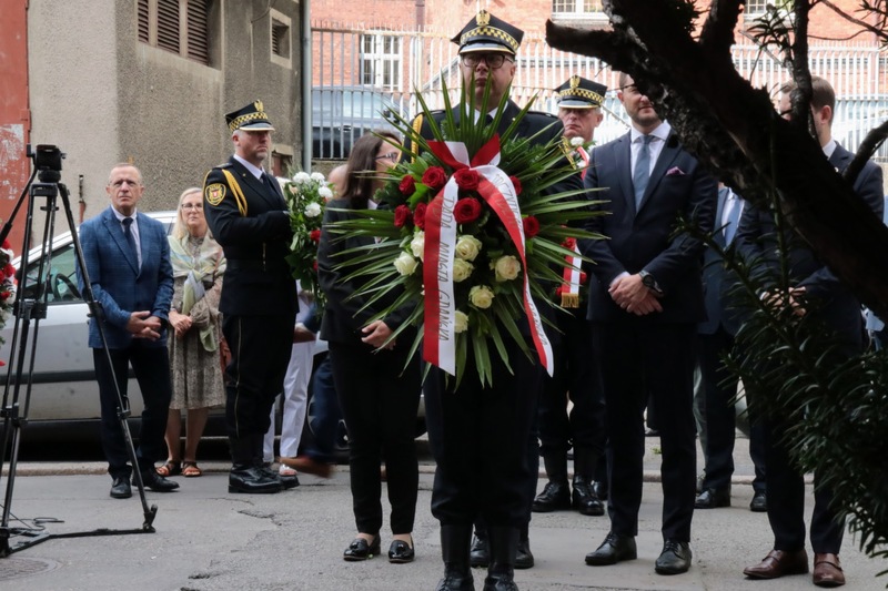 Uroczystości w miejscu pamięci przy budynku Victoriaschule