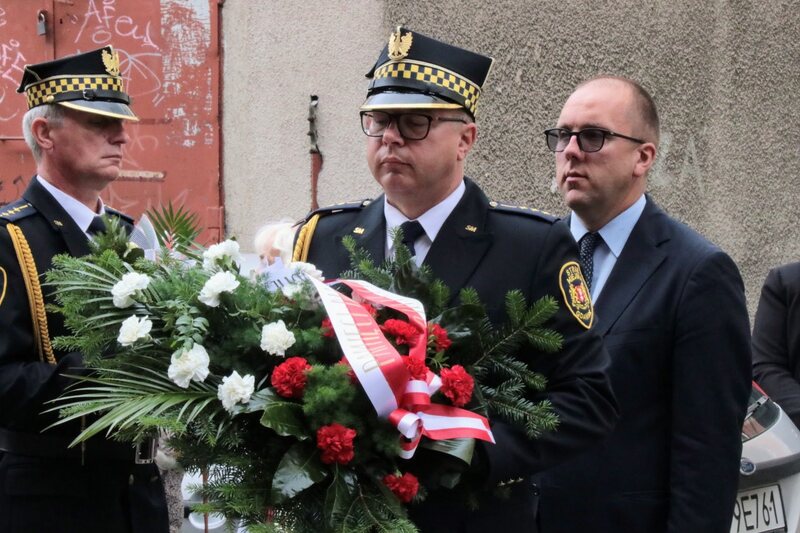 Uroczystości w miejscu pamięci przy budynku Victoriaschule