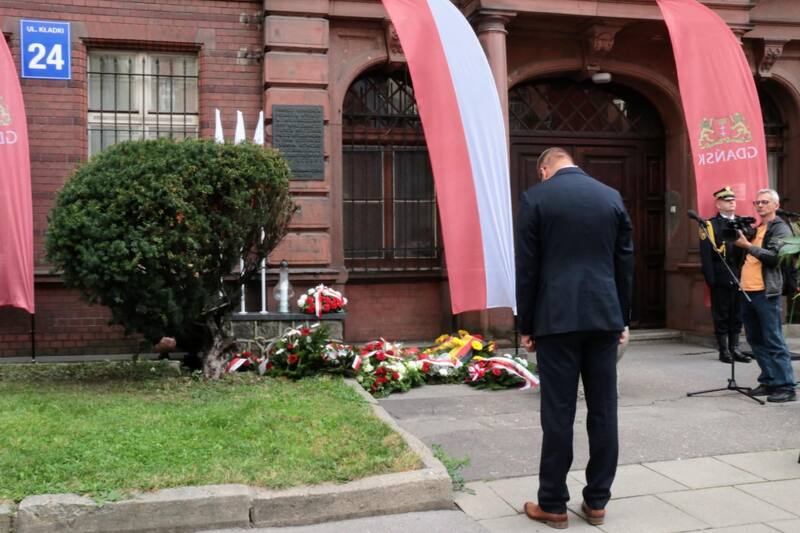 Uroczystości w miejscu pamięci przy budynku Victoriaschule