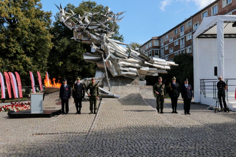 Uroczystości pod pomnikiem Obrońców Poczty Polskiej