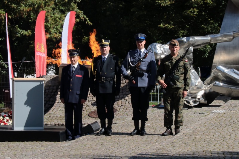 Uroczystości pod pomnikiem Obrońców Poczty Polskiej