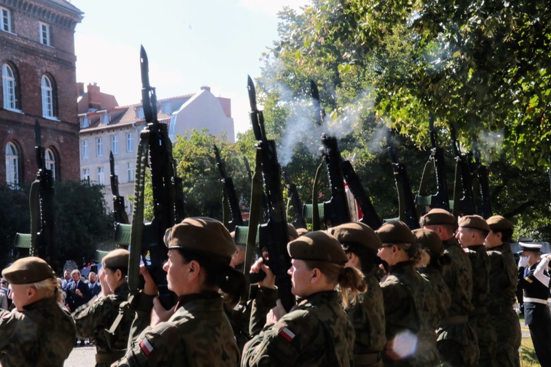 Uroczystości pod pomnikiem Obrońców Poczty Polskiej