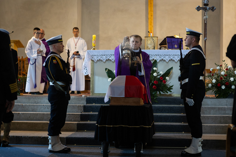 Uroczystości pogrzebowe szczątków śp. nieznanego Żołnierza Wojska Polskiego, poległego we wrześniu 1939 roku w obronie Kępy Oksywskiej – Kosakowo, 19 września 2024, fot. R. Jocher