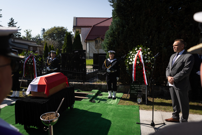Uroczystości pogrzebowe szczątków śp. nieznanego Żołnierza Wojska Polskiego, poległego we wrześniu 1939 roku w obronie Kępy Oksywskiej – Kosakowo, 19 września 2024, fot. R. Jocher