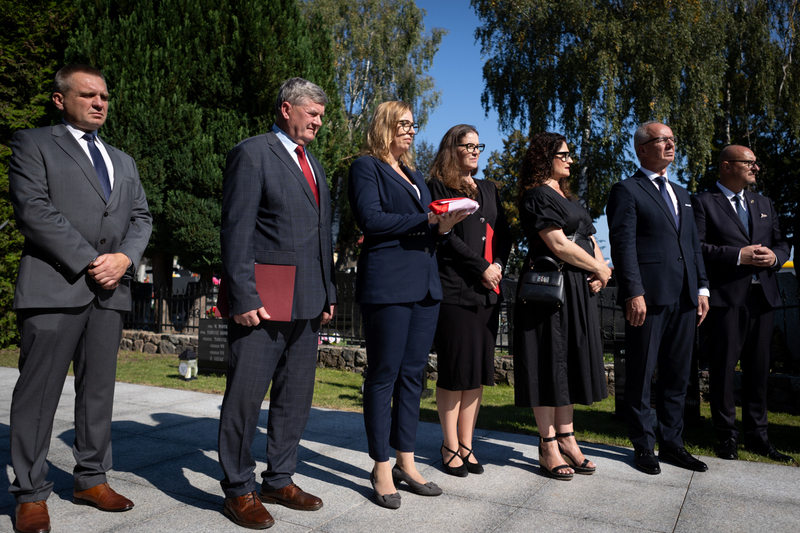 Uroczystości pogrzebowe szczątków śp. nieznanego Żołnierza Wojska Polskiego, poległego we wrześniu 1939 roku w obronie Kępy Oksywskiej – Kosakowo, 19 września 2024, fot. R. Jocher