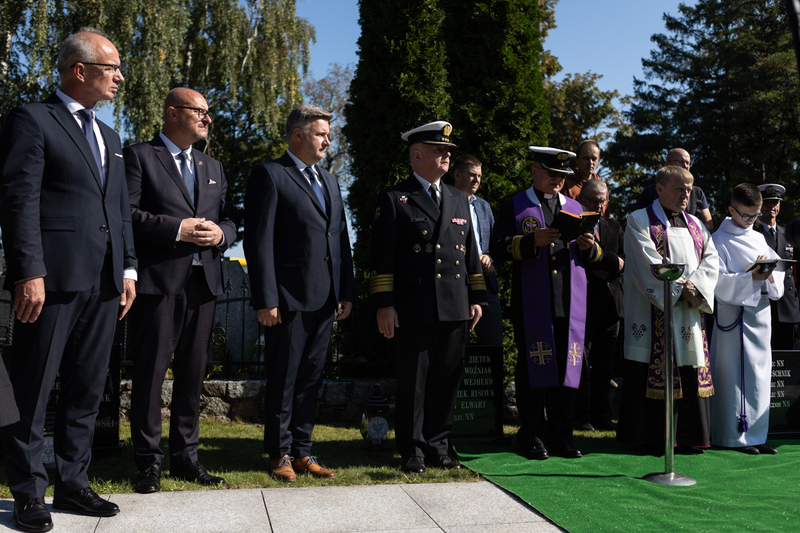Uroczystości pogrzebowe szczątków śp. nieznanego Żołnierza Wojska Polskiego, poległego we wrześniu 1939 roku w obronie Kępy Oksywskiej – Kosakowo, 19 września 2024, fot. R. Jocher