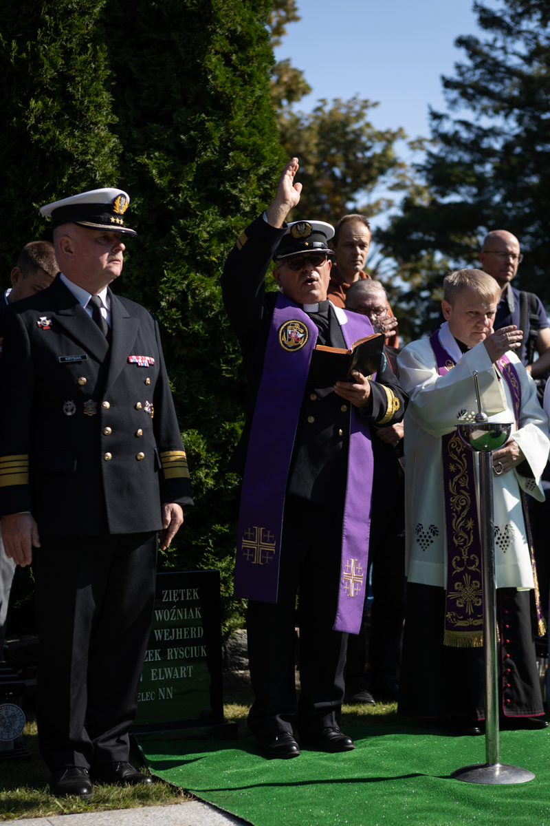 Uroczystości pogrzebowe szczątków śp. nieznanego Żołnierza Wojska Polskiego, poległego we wrześniu 1939 roku w obronie Kępy Oksywskiej – Kosakowo, 19 września 2024, fot. R. Jocher