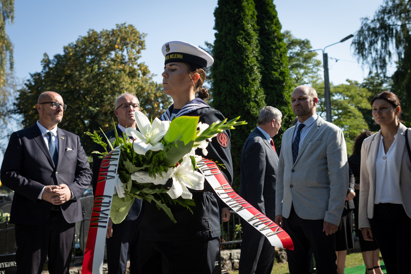 Uroczystości pogrzebowe szczątków śp. nieznanego Żołnierza Wojska Polskiego, poległego we wrześniu 1939 roku w obronie Kępy Oksywskiej – Kosakowo, 19 września 2024, fot. R. Jocher