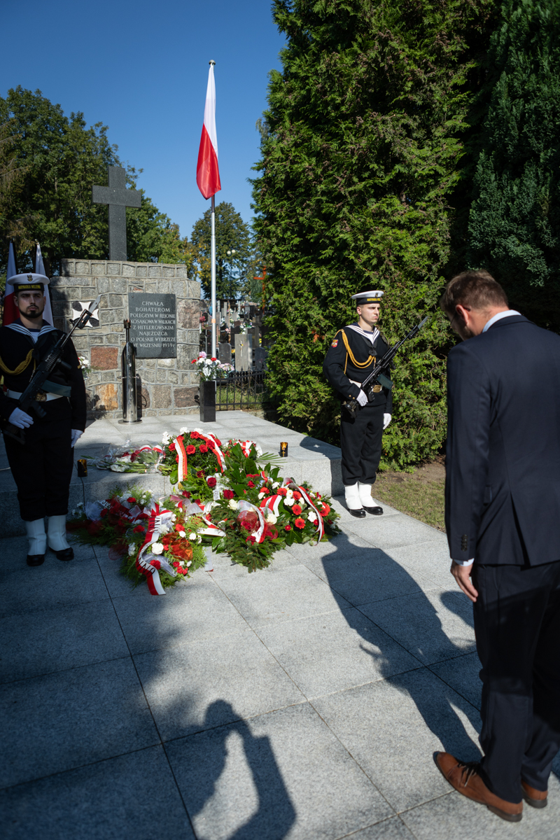 Uroczystości pogrzebowe szczątków śp. nieznanego Żołnierza Wojska Polskiego, poległego we wrześniu 1939 roku w obronie Kępy Oksywskiej – Kosakowo, 19 września 2024, fot. R. Jocher