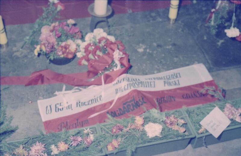 4.	Kwiaty złożone przez przedstawicieli „Solidarności” w kościele św. Brygidy podczas mszy św. odprawionej w dniu 11.11.1983 r., kolekcja: Paweł Glanert.