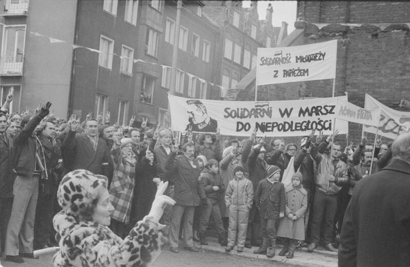 9.	Plakat z napisem „11 listopada. Rocznica niepodległości Polski”, kolekcja: Jerzy Marcinek.